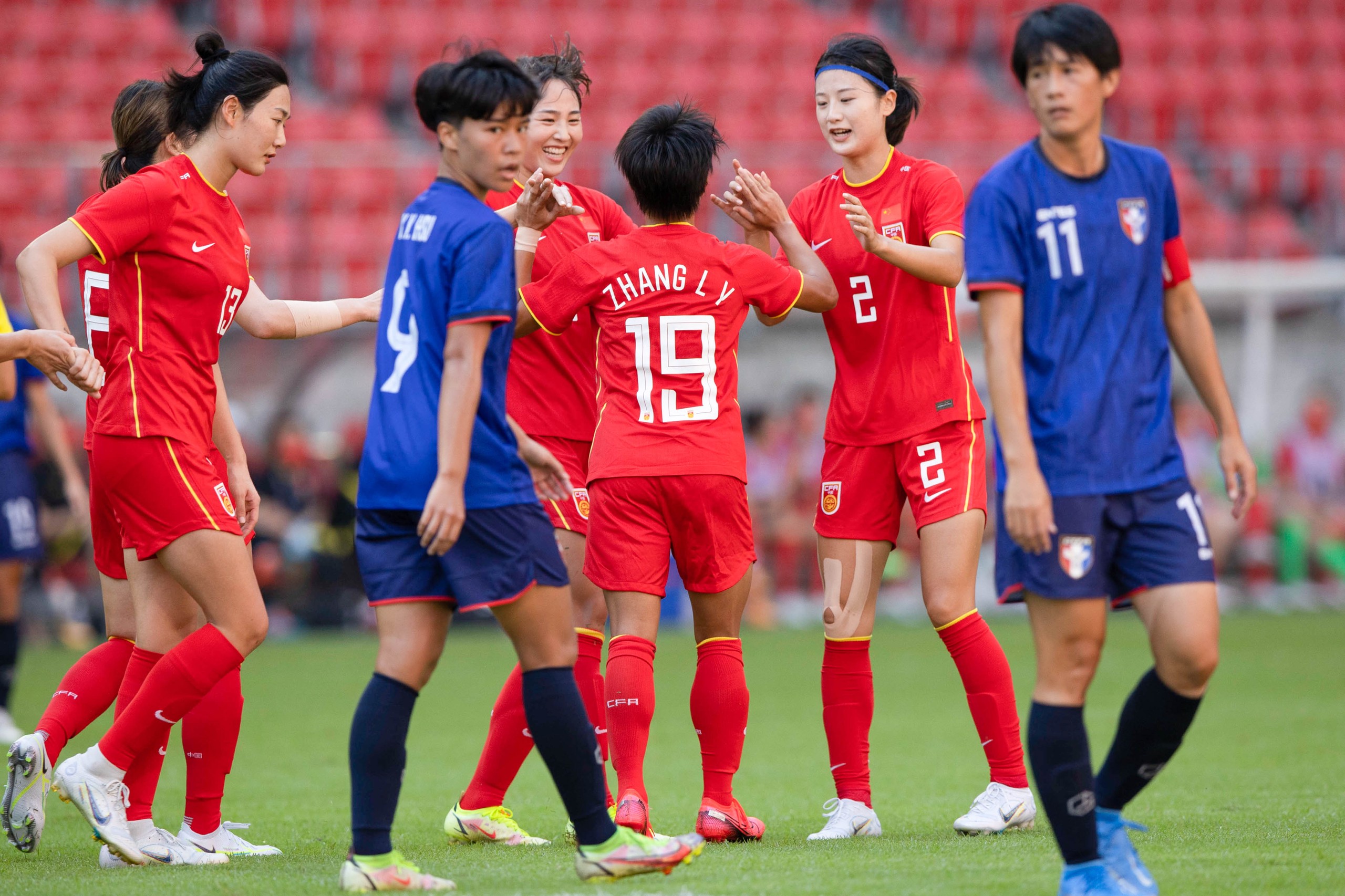中国女足在比赛中展现出优雅的踢球风格英语 中国女足在比赛中展现出优雅的踢球风格英语